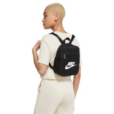 MOCHILA NIKE SPORTSWEAR FUTURA 365 NEGRA | CW9301 - 010 NIKE - CalzadosPaola